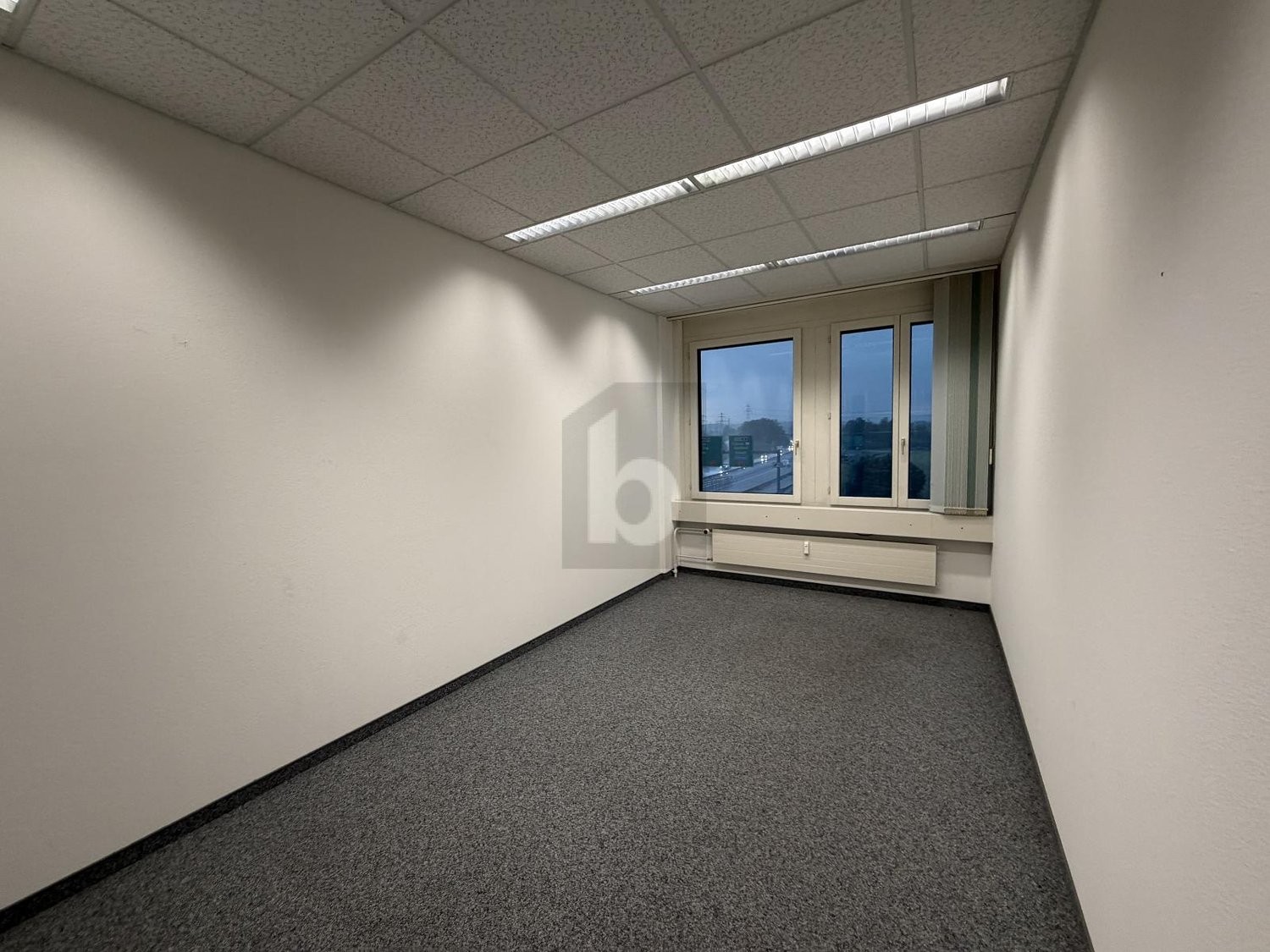 Bureau de 230m², photo 1 sur 4