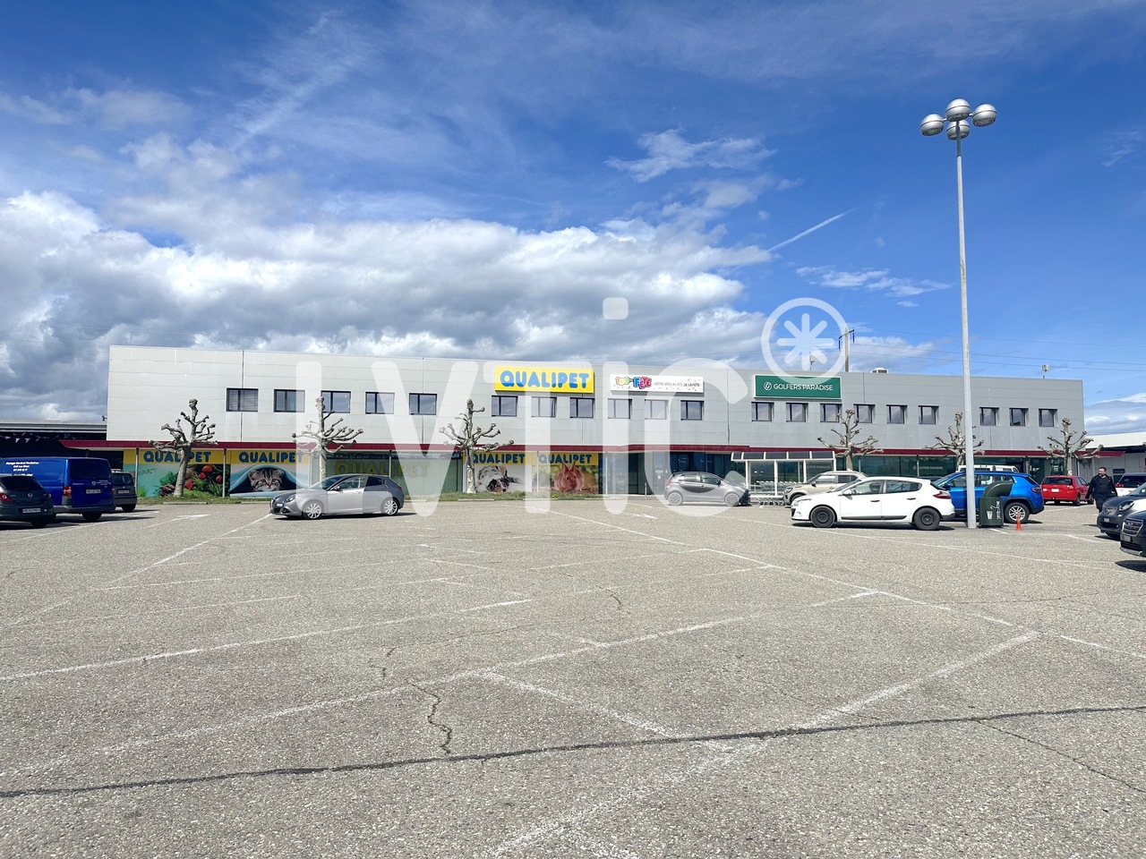 325m² shop, photo 1 sur 7