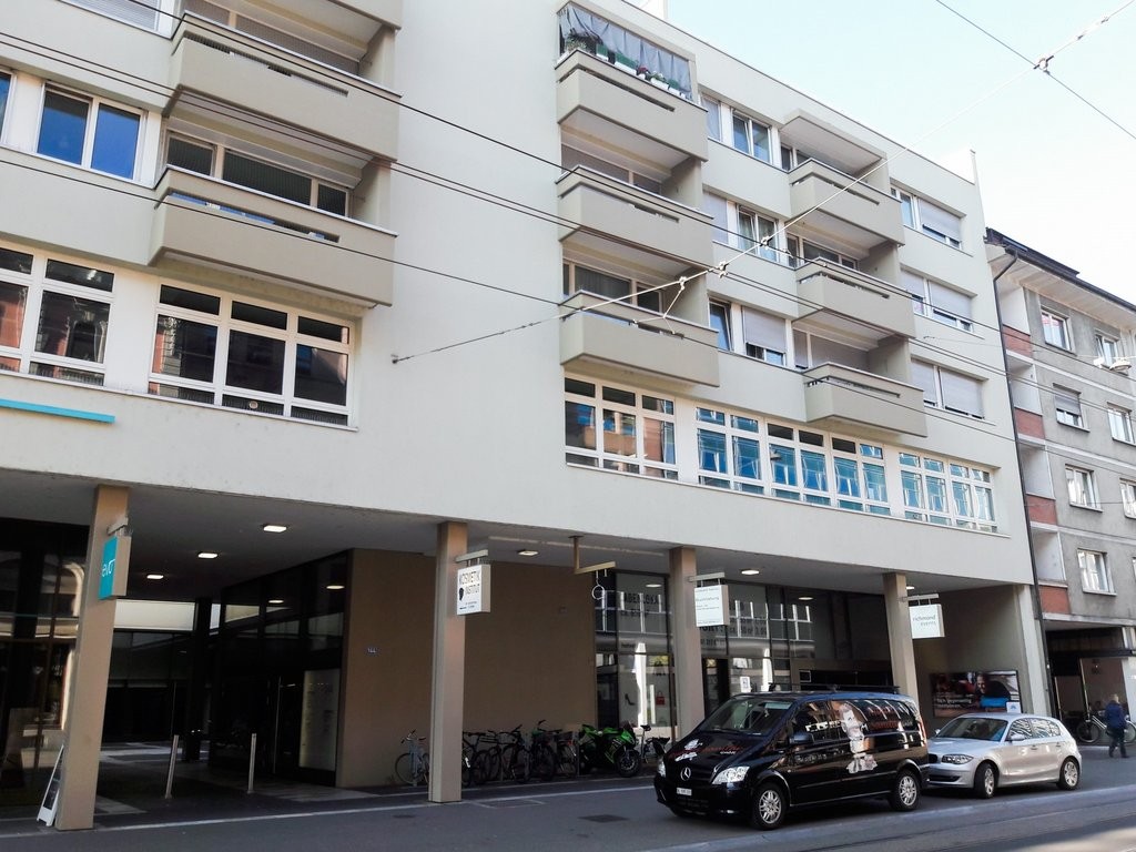 Place de parc souterrain","description":"Sur accord, nous louons une place de parc dans un parking couvert, idéalement située dans le quartier de Gundeli.

Au prix de CHF 150.-/mois, il faudra encore ajouter la TVA."}
