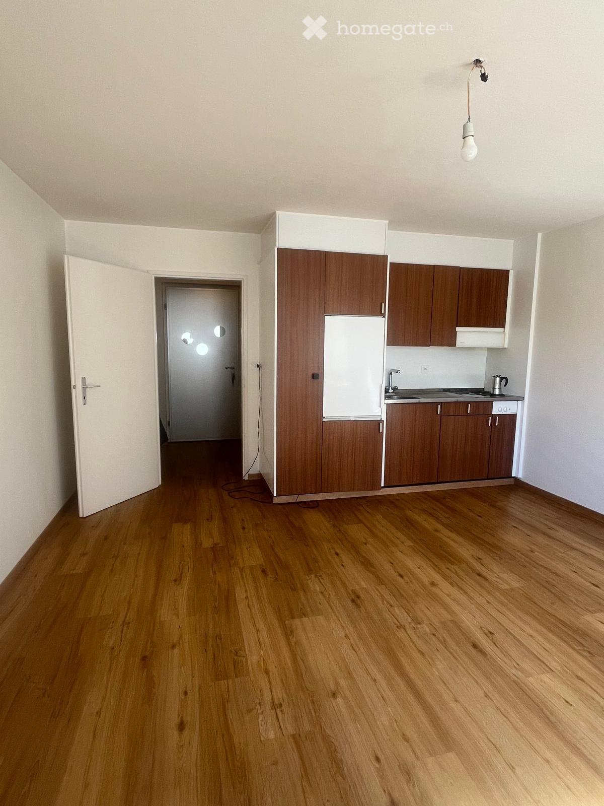 Studio assez grand, avec rangements près de toutes commodités
Bus, 580 fch /mois