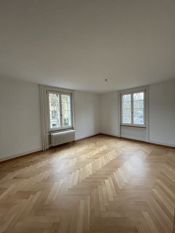 Emplacement ensoleillé, calme et central - Proche Uni - Ascenseur
Grand et lumineux appartement dans la Länggasse - cuisine fermée avec plaque vitrocéramique, lave-vaisselle et sol en carrelage - couloir avec des armoires encastrées pratiques et sol en carrelage - salle de bain avec baignoire, fenêt, photo 6 sur 10