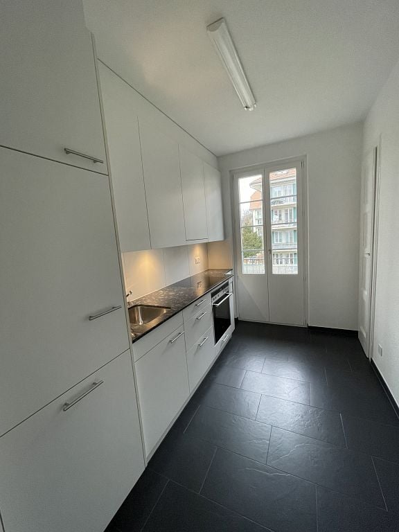 Emplacement ensoleillé, calme et central - Proche Uni - Ascenseur
Grand et lumineux appartement dans la Länggasse - cuisine fermée avec plaque vitrocéramique, lave-vaisselle et sol en carrelage - couloir avec des armoires encastrées pratiques et sol en carrelage - salle de bain avec baignoire, fenêt, photo 4 sur 10