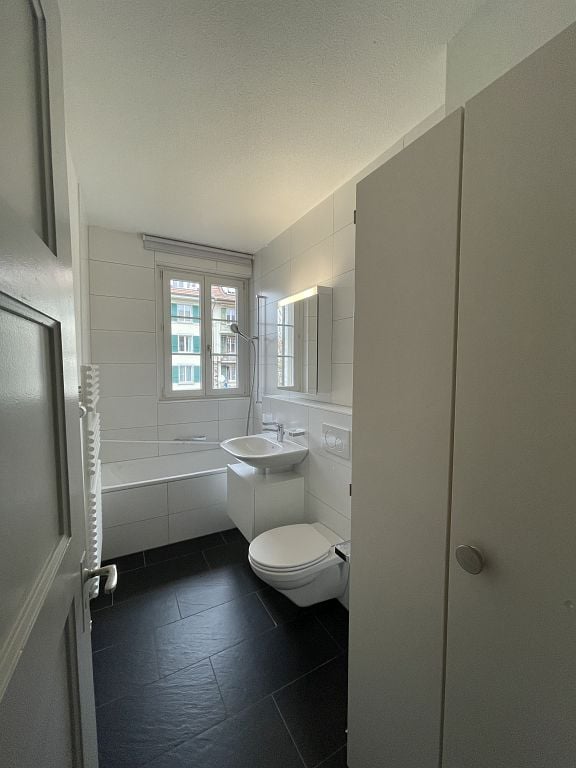 Emplacement ensoleillé, calme et central - Proche Uni - Ascenseur
Grand et lumineux appartement dans la Länggasse - cuisine fermée avec plaque vitrocéramique, lave-vaisselle et sol en carrelage - couloir avec des armoires encastrées pratiques et sol en carrelage - salle de bain avec baignoire, fenêt, photo 7 sur 10