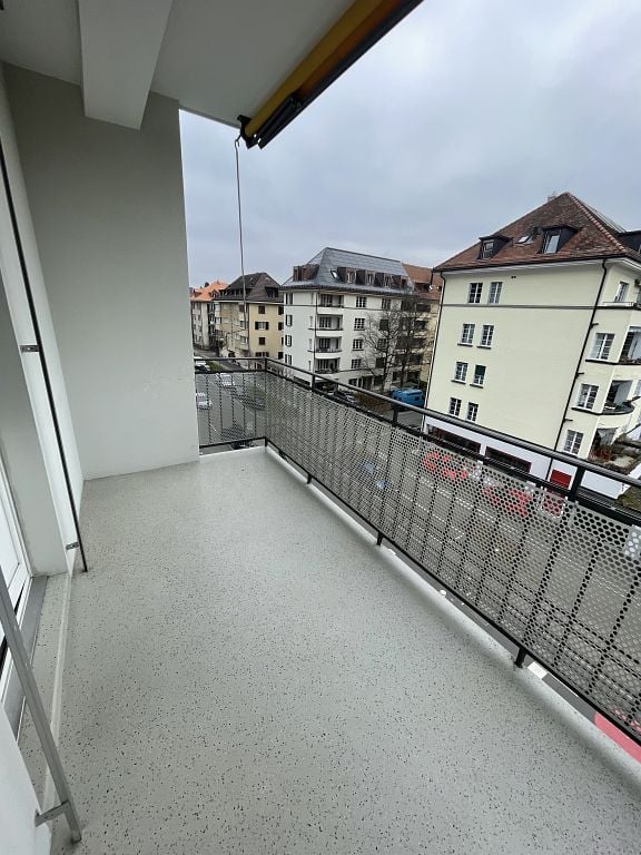 Emplacement ensoleillé, calme et central - Proche Uni - Ascenseur
Grand et lumineux appartement dans la Länggasse - cuisine fermée avec plaque vitrocéramique, lave-vaisselle et sol en carrelage - couloir avec des armoires encastrées pratiques et sol en carrelage - salle de bain avec baignoire, fenêt, photo 9 sur 10