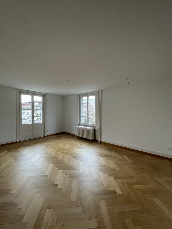 Emplacement ensoleillé, calme et central - Proche Uni - Ascenseur
Grand et lumineux appartement dans la Länggasse - cuisine fermée avec plaque vitrocéramique, lave-vaisselle et sol en carrelage - couloir avec des armoires encastrées pratiques et sol en carrelage - salle de bain avec baignoire, fenêt, photo 5 sur 10