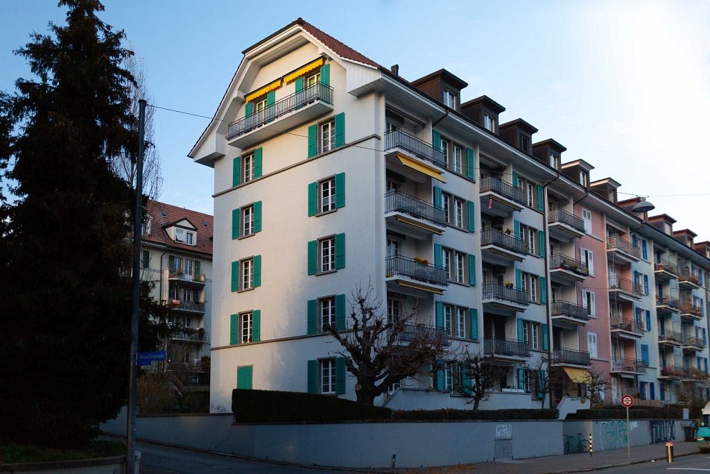 Emplacement ensoleillé, calme et central - Proche Uni - Ascenseur
Grand et lumineux appartement dans la Länggasse - cuisine fermée avec plaque vitrocéramique, lave-vaisselle et sol en carrelage - couloir avec des armoires encastrées pratiques et sol en carrelage - salle de bain avec baignoire, fenêt, photo 2 sur 10