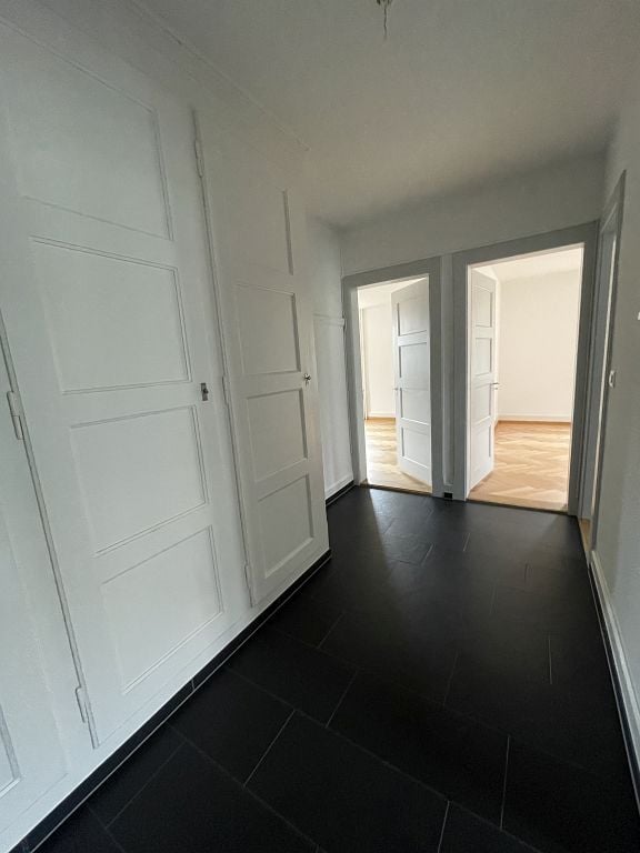 Emplacement ensoleillé, calme et central - Proche Uni - Ascenseur
Grand et lumineux appartement dans la Länggasse - cuisine fermée avec plaque vitrocéramique, lave-vaisselle et sol en carrelage - couloir avec des armoires encastrées pratiques et sol en carrelage - salle de bain avec baignoire, fenêt, photo 1 sur 10