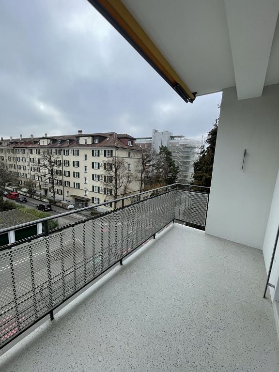 Emplacement ensoleillé, calme et central - Proche Uni - Ascenseur
Grand et lumineux appartement dans la Länggasse - cuisine fermée avec plaque vitrocéramique, lave-vaisselle et sol en carrelage - couloir avec des armoires encastrées pratiques et sol en carrelage - salle de bain avec baignoire, fenêt, photo 8 sur 10