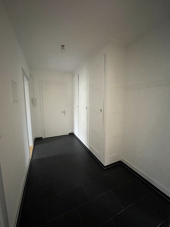 Emplacement ensoleillé, calme et central - Proche Uni - Ascenseur
Grand et lumineux appartement dans la Länggasse - cuisine fermée avec plaque vitrocéramique, lave-vaisselle et sol en carrelage - couloir avec des armoires encastrées pratiques et sol en carrelage - salle de bain avec baignoire, fenêt, photo 3 sur 10