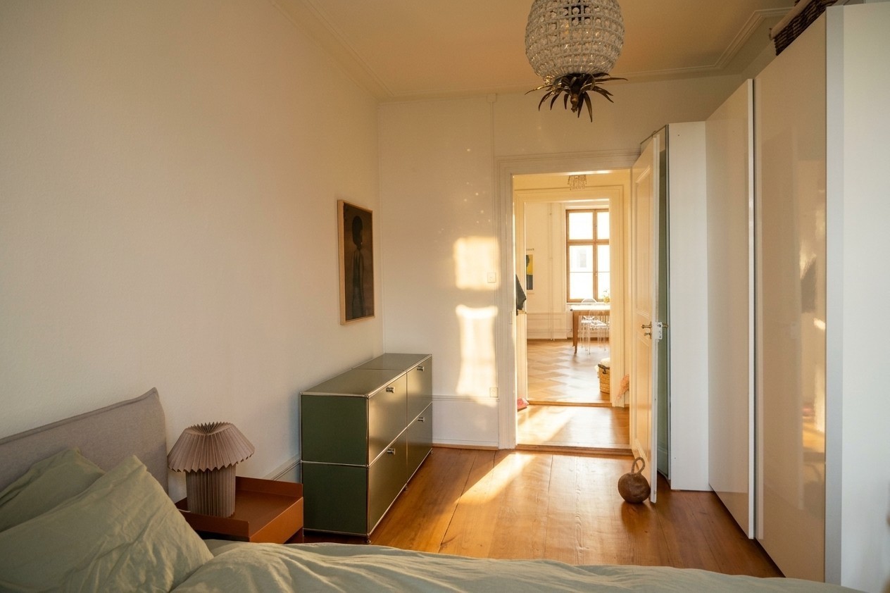 Appartement de 3.5 pièces lumineux et élégamment meublé dans un bâtiment ancien de charme, offrant 82 m² de surface habitable dans un emplacement très central, à seulement **2 minutes à pied de la gare**.

L'appartement allie le charme d'un bâtiment ancien à un intérieur chaleureux et moderne. Beauc, photo 4 sur 8