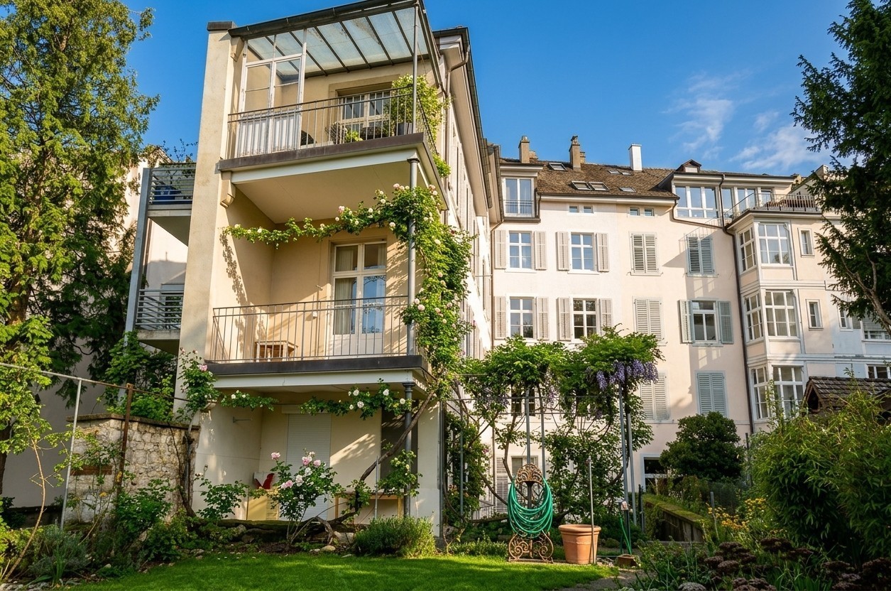 Appartement de 3.5 pièces lumineux et élégamment meublé dans un bâtiment ancien de charme, offrant 82 m² de surface habitable dans un emplacement très central, à seulement **2 minutes à pied de la gare**.

L'appartement allie le charme d'un bâtiment ancien à un intérieur chaleureux et moderne. Beauc, photo 1 sur 8