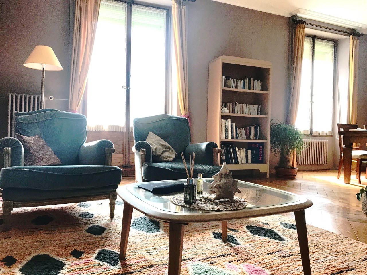 Appartement de 2 pièces

Magnifique, chaleureux et paisible deux chambres à proximité des organisations internationales. Les pièces donnent sur une cour calme et l'immeuble ne donne pas directement sur la rue, ce qui en fait un endroit très calme tout en étant central. Proche de nombreux arrêts de b, photo 2 sur 9