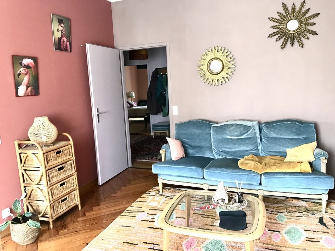 Appartement de 2 pièces

Magnifique, chaleureux et paisible deux chambres à proximité des organisations internationales. Les pièces donnent sur une cour calme et l'immeuble ne donne pas directement sur la rue, ce qui en fait un endroit très calme tout en étant central. Proche de nombreux arrêts de b, photo 1 sur 9