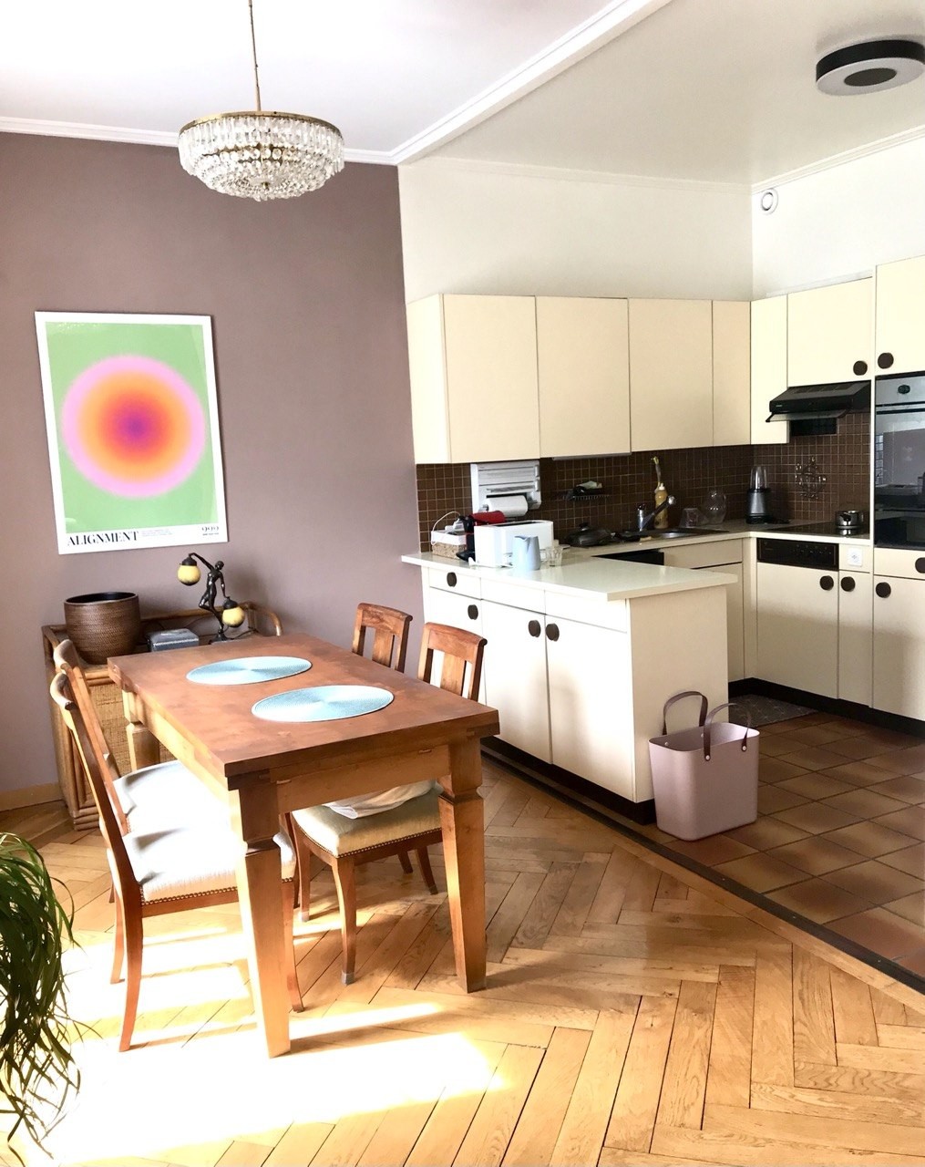 Appartement de 2 pièces

Magnifique, chaleureux et paisible deux chambres à proximité des organisations internationales. Les pièces donnent sur une cour calme et l'immeuble ne donne pas directement sur la rue, ce qui en fait un endroit très calme tout en étant central. Proche de nombreux arrêts de b, photo 4 sur 9