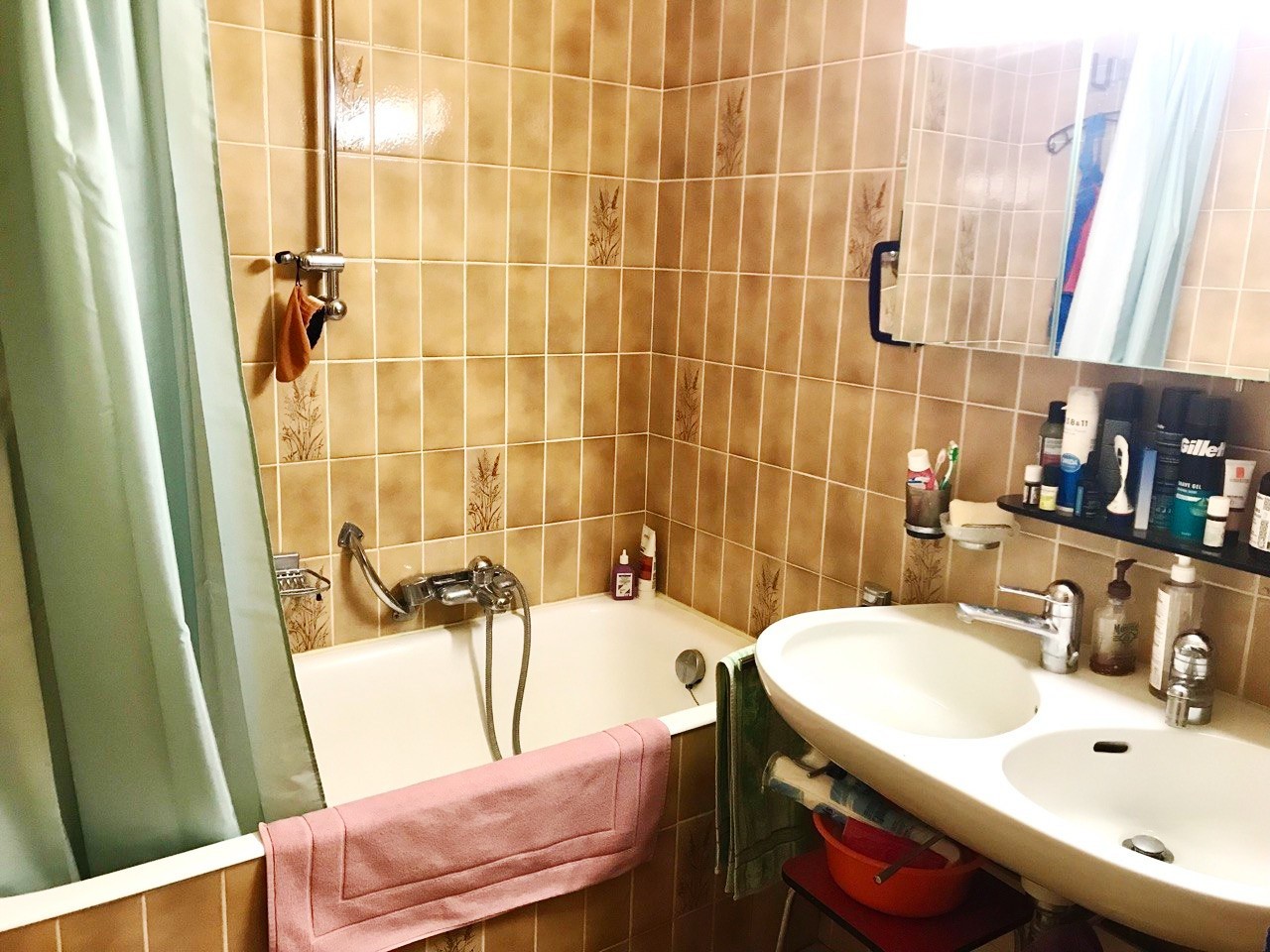 Appartement de 2 pièces

Magnifique, chaleureux et paisible deux chambres à proximité des organisations internationales. Les pièces donnent sur une cour calme et l'immeuble ne donne pas directement sur la rue, ce qui en fait un endroit très calme tout en étant central. Proche de nombreux arrêts de b, photo 9 sur 9