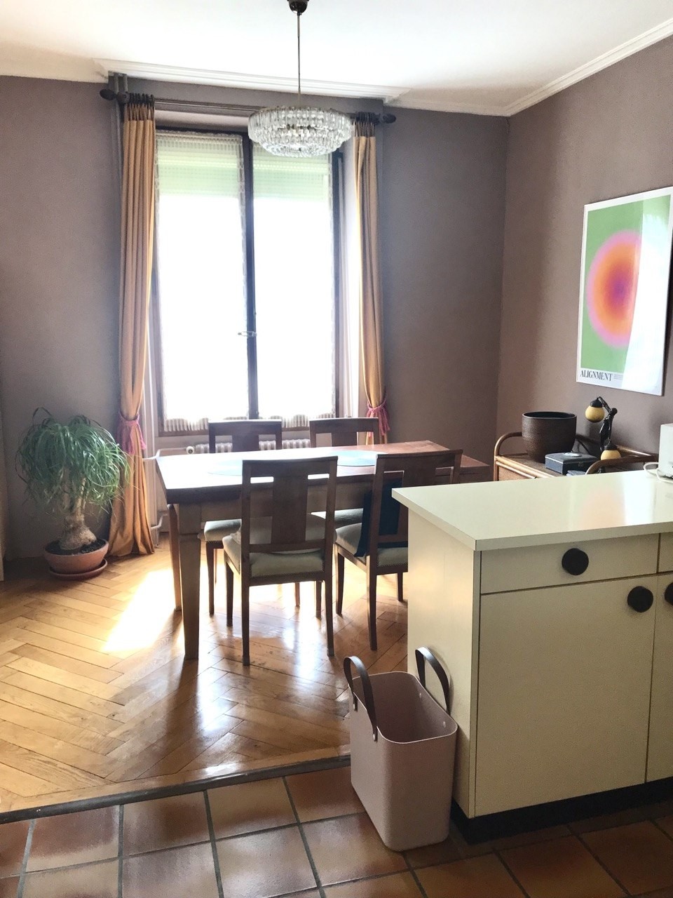 Appartement de 2 pièces

Magnifique, chaleureux et paisible deux chambres à proximité des organisations internationales. Les pièces donnent sur une cour calme et l'immeuble ne donne pas directement sur la rue, ce qui en fait un endroit très calme tout en étant central. Proche de nombreux arrêts de b, photo 3 sur 9