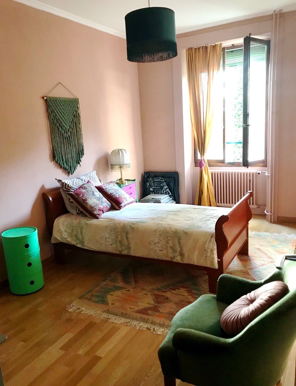 Appartement de 2 pièces

Magnifique, chaleureux et paisible deux chambres à proximité des organisations internationales. Les pièces donnent sur une cour calme et l'immeuble ne donne pas directement sur la rue, ce qui en fait un endroit très calme tout en étant central. Proche de nombreux arrêts de b, photo 6 sur 9