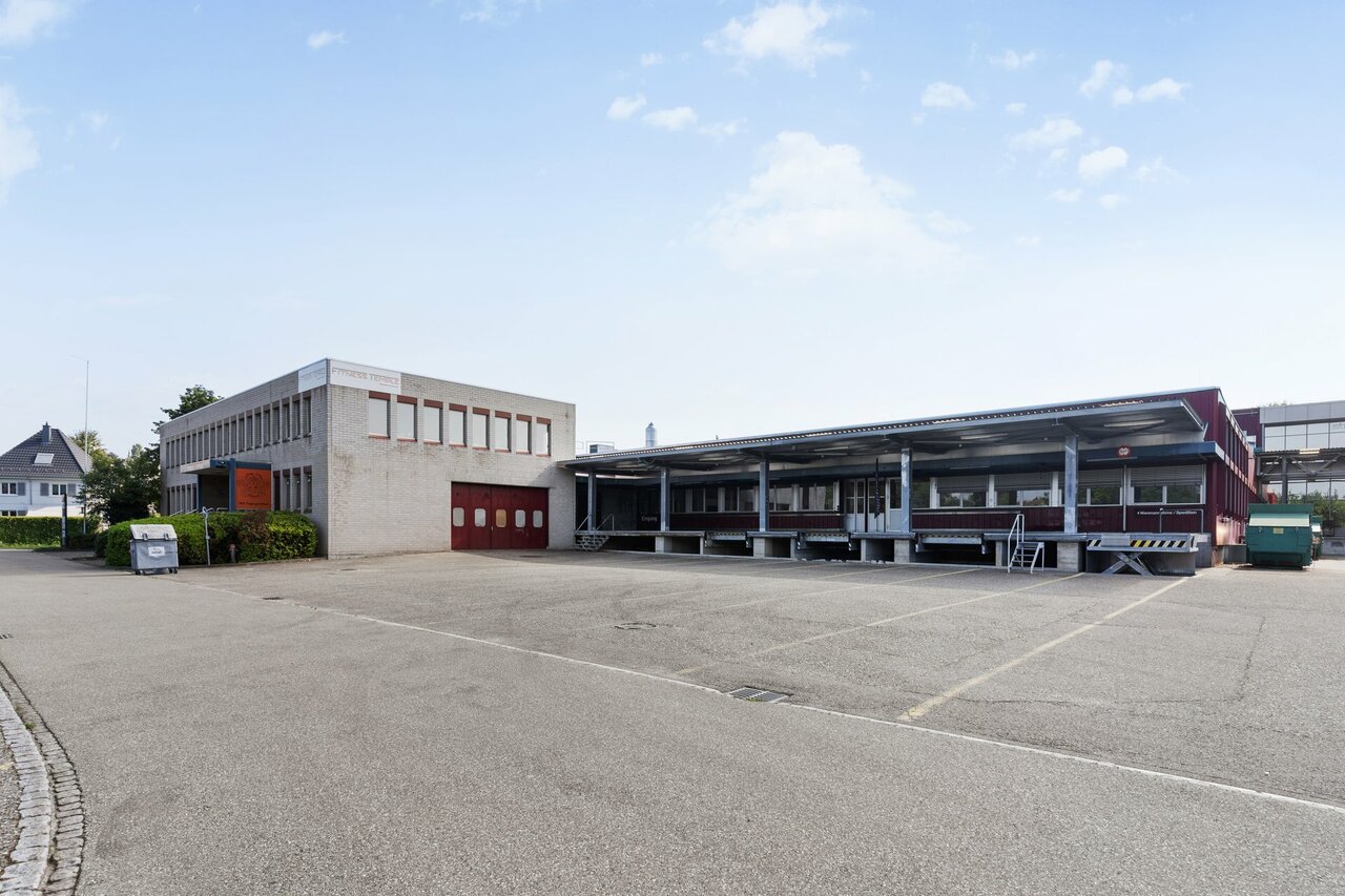 757m² storage room