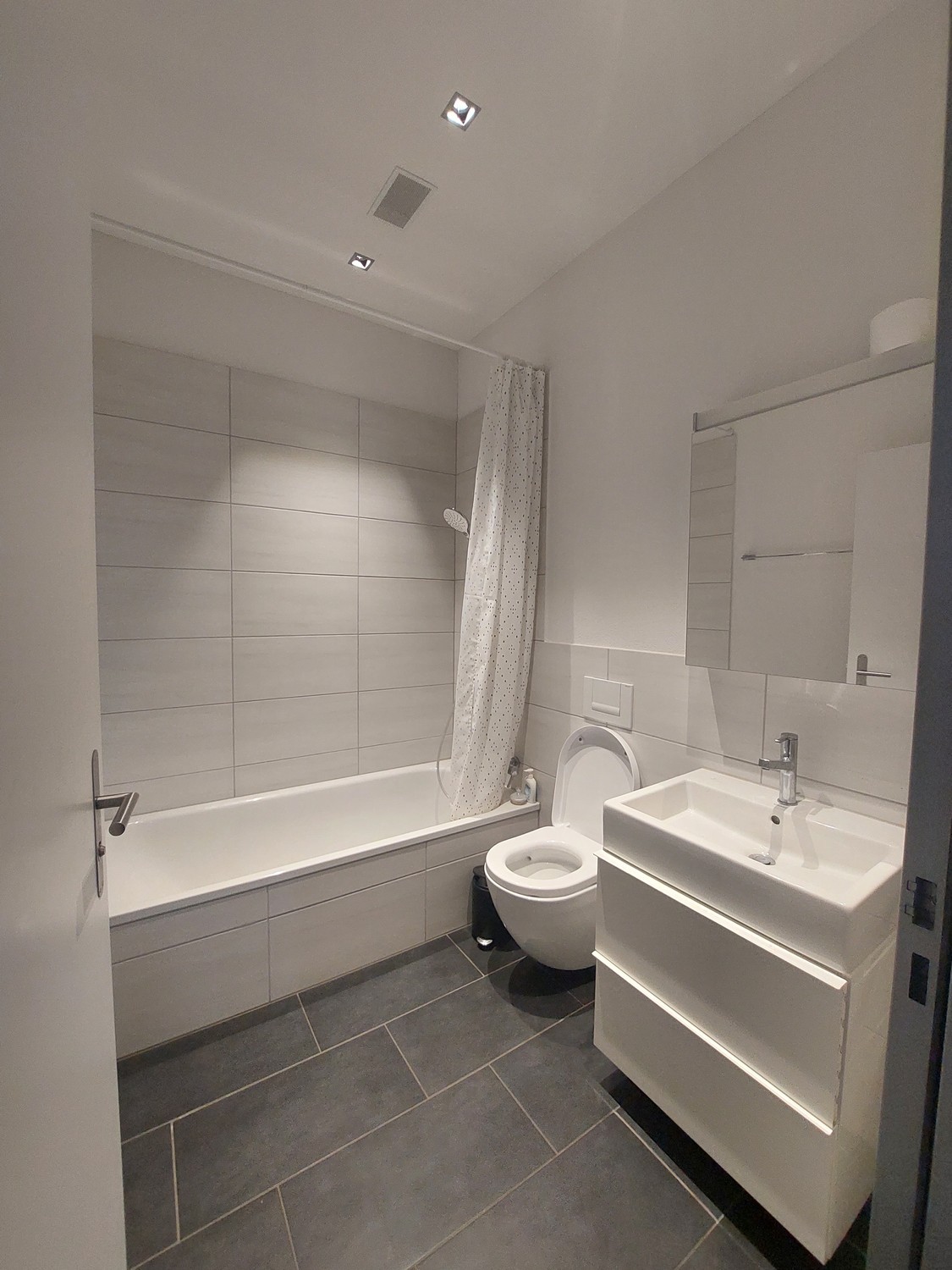 Chambre en colocation

Nous recherchons un nouveau colocataire pour notre appartement lumineux et bien entretenu à partir d'octobre. La chambre fait 16m2 et comprend une salle de bain privée, un lit et un placard intégré.
Profil du locataire et atmosphère.
Voyage fréquemment, l'appartement est génér, photo 1 sur 2