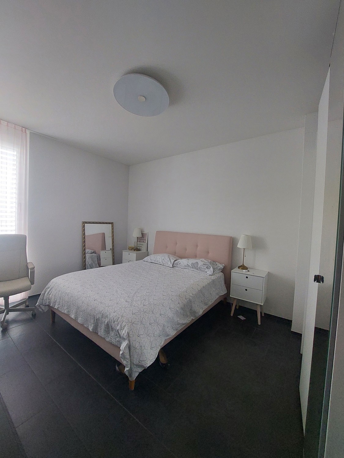 Chambre en colocation

Nous recherchons un nouveau colocataire pour notre appartement lumineux et bien entretenu à partir d'octobre. La chambre fait 16m2 et comprend une salle de bain privée, un lit et un placard intégré.
Profil du locataire et atmosphère.
Voyage fréquemment, l'appartement est génér, photo 2 sur 2
