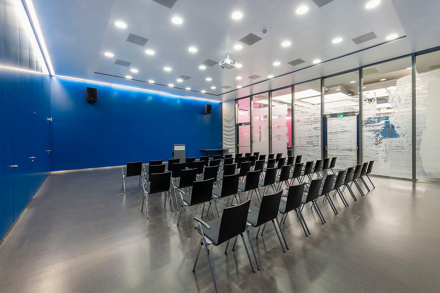 Magasin de 1000m², photo 7 sur 9