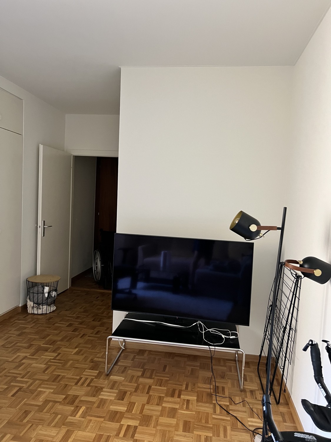 Chambre en colocation

Je quitte ma chambre dans notre appartement de 3 pièces au cœur de Lausanne - Bel-Air.

Date d'entrée : 1er nov ou première semaine de novembre (date exacte à préciser).

À propos de l'appartement :

- 2 chambres donnant sur une cour intérieure → très calme et lumineux
- 1 sal, photo 4 sur 6