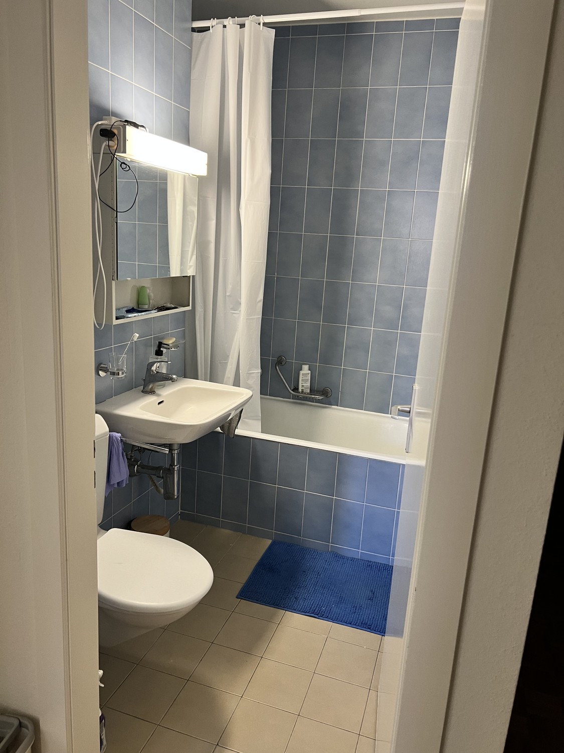 Chambre en colocation

Je quitte ma chambre dans notre appartement de 3 pièces au cœur de Lausanne - Bel-Air.

Date d'entrée : 1er nov ou première semaine de novembre (date exacte à préciser).

À propos de l'appartement :

- 2 chambres donnant sur une cour intérieure → très calme et lumineux
- 1 sal, photo 5 sur 6
