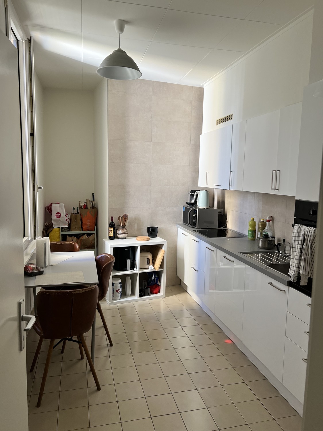 Chambre en colocation

Je quitte ma chambre dans notre appartement de 3 pièces au cœur de Lausanne - Bel-Air.

Date d'entrée : 1er nov ou première semaine de novembre (date exacte à préciser).

À propos de l'appartement :

- 2 chambres donnant sur une cour intérieure → très calme et lumineux
- 1 sal, photo 1 sur 6