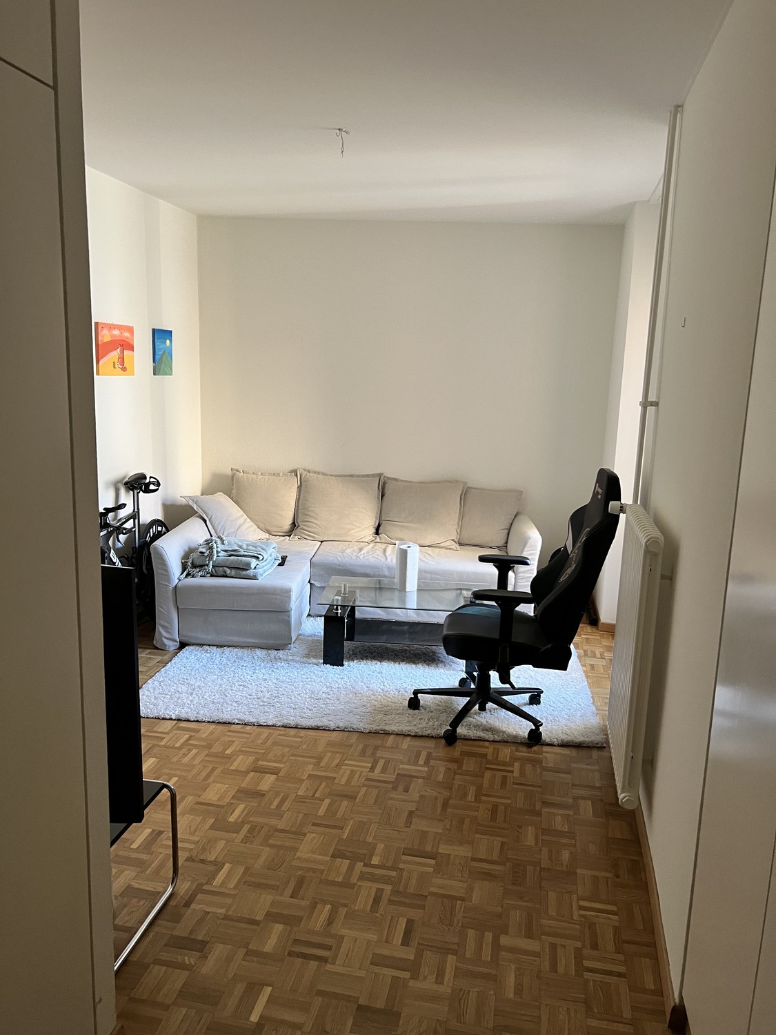 Chambre en colocation

Je quitte ma chambre dans notre appartement de 3 pièces au cœur de Lausanne - Bel-Air.

Date d'entrée : 1er nov ou première semaine de novembre (date exacte à préciser).

À propos de l'appartement :

- 2 chambres donnant sur une cour intérieure → très calme et lumineux
- 1 sal, photo 3 sur 6