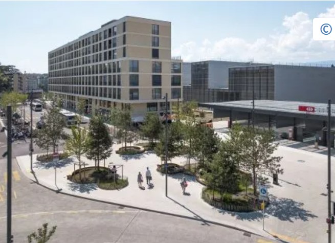 550m² commercial, photo 2 sur 2