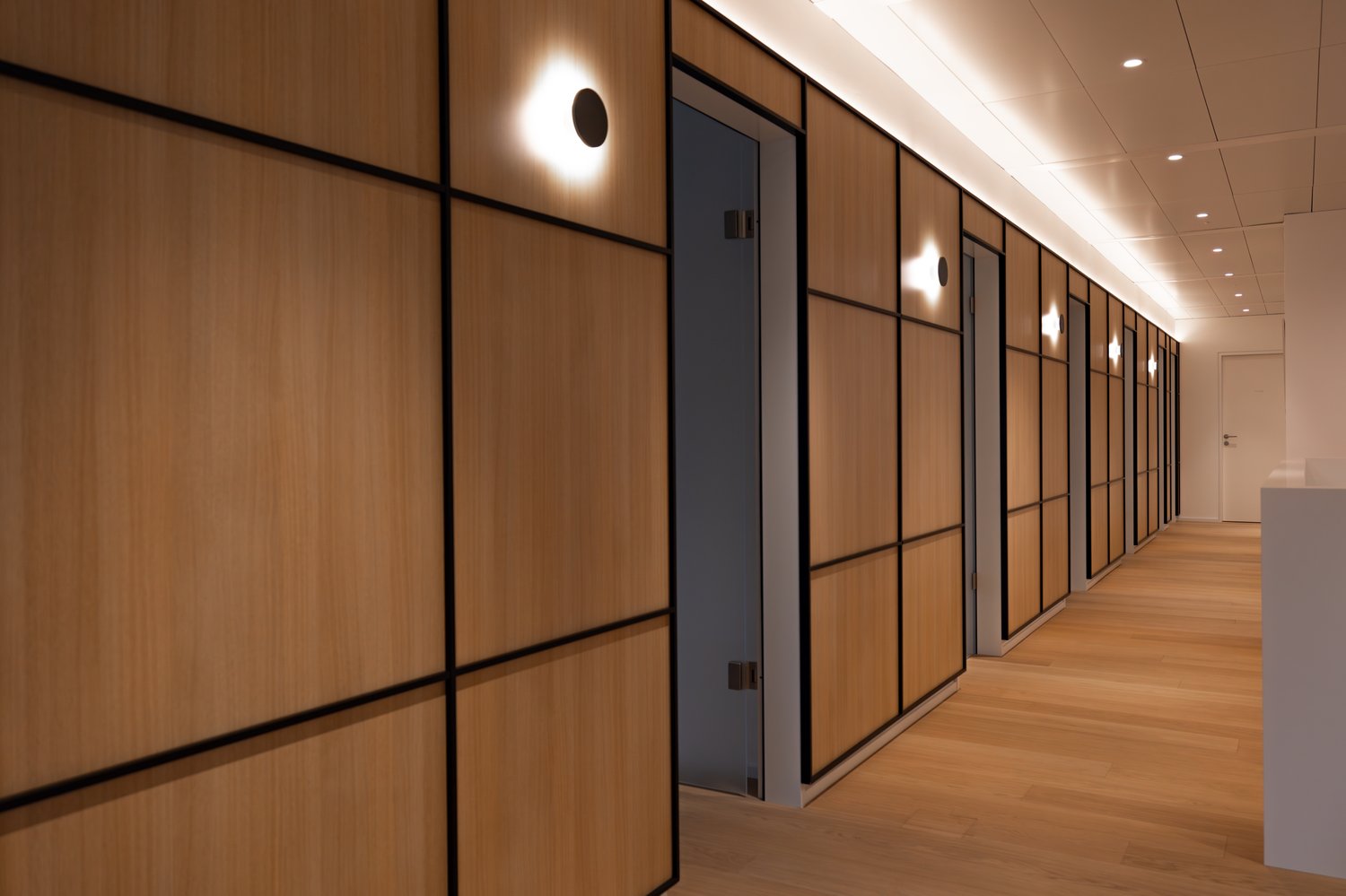 360m² de bureaux","description":"À l'adresse An der oberen Bahnhofstrasse, nous louons une surface de bureaux de haute qualité de 360m2. La surface convient particulièrement aux entreprises ayant besoin de nombreux bureaux individuels, et peut également être utilisée idéalement comme salles de trait, photo 4 sur 5
