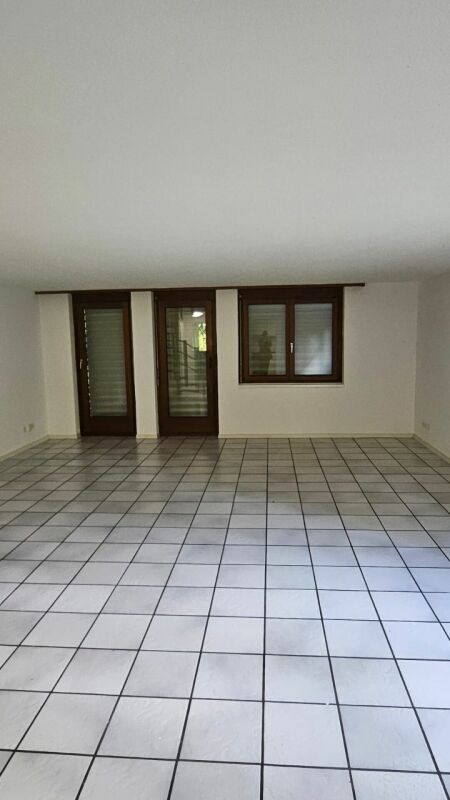 Quartier calme à Huttwil

Réalisez votre rêve d'un habitat de qualité ! Dans un emplacement très central et pourtant calme, nous louons un bel appartement de 5.5 pièces au rez-de-chaussée.

L'appartement dispose de :

- cuisine avec espace de vie complète
- salle de bain complète
- revêtements de so, photo 1 sur 10