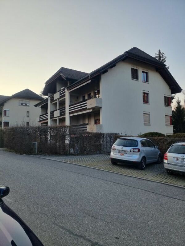 Quartier calme à Huttwil

Réalisez votre rêve d'un habitat de qualité ! Dans un emplacement très central et pourtant calme, nous louons un bel appartement de 5.5 pièces au rez-de-chaussée.

L'appartement dispose de :

- cuisine avec espace de vie complète
- salle de bain complète
- revêtements de so, photo 3 sur 10