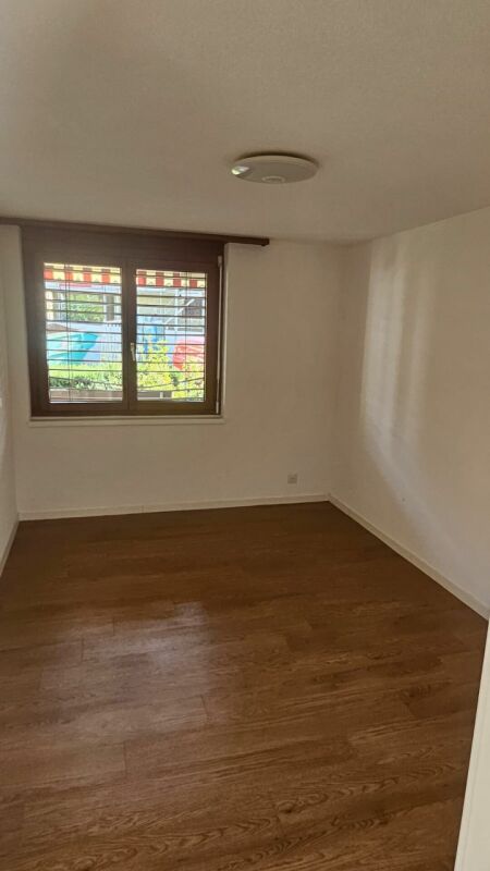 Quartier calme à Huttwil

Réalisez votre rêve d'un habitat de qualité ! Dans un emplacement très central et pourtant calme, nous louons un bel appartement de 5.5 pièces au rez-de-chaussée.

L'appartement dispose de :

- cuisine avec espace de vie complète
- salle de bain complète
- revêtements de so, photo 7 sur 10