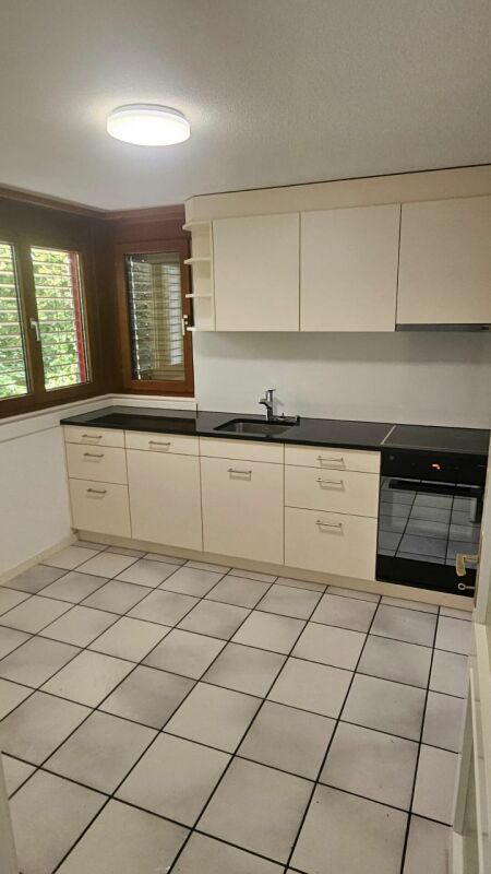 Quartier calme à Huttwil

Réalisez votre rêve d'un habitat de qualité ! Dans un emplacement très central et pourtant calme, nous louons un bel appartement de 5.5 pièces au rez-de-chaussée.

L'appartement dispose de :

- cuisine avec espace de vie complète
- salle de bain complète
- revêtements de so, photo 9 sur 10