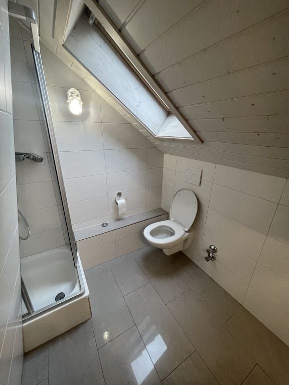 Emplacement central, transports publics et commerces à proximité

Nous louons, pour le 1er décembre 2026, un bel appartement de 3,5 pièces sous les combles, lumineux. Le salon ainsi que les chambres sont équipés d'un parquet. La cuisine offre suffisamment d'espace pour cuisiner et dispose d'une tabl, photo 10 sur 10