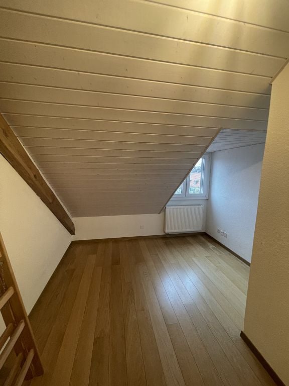 Emplacement central, transports publics et commerces à proximité

Nous louons, pour le 1er décembre 2026, un bel appartement de 3,5 pièces sous les combles, lumineux. Le salon ainsi que les chambres sont équipés d'un parquet. La cuisine offre suffisamment d'espace pour cuisiner et dispose d'une tabl, photo 8 sur 10