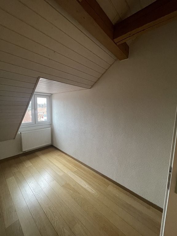Emplacement central, transports publics et commerces à proximité

Nous louons, pour le 1er décembre 2026, un bel appartement de 3,5 pièces sous les combles, lumineux. Le salon ainsi que les chambres sont équipés d'un parquet. La cuisine offre suffisamment d'espace pour cuisiner et dispose d'une tabl, photo 7 sur 10