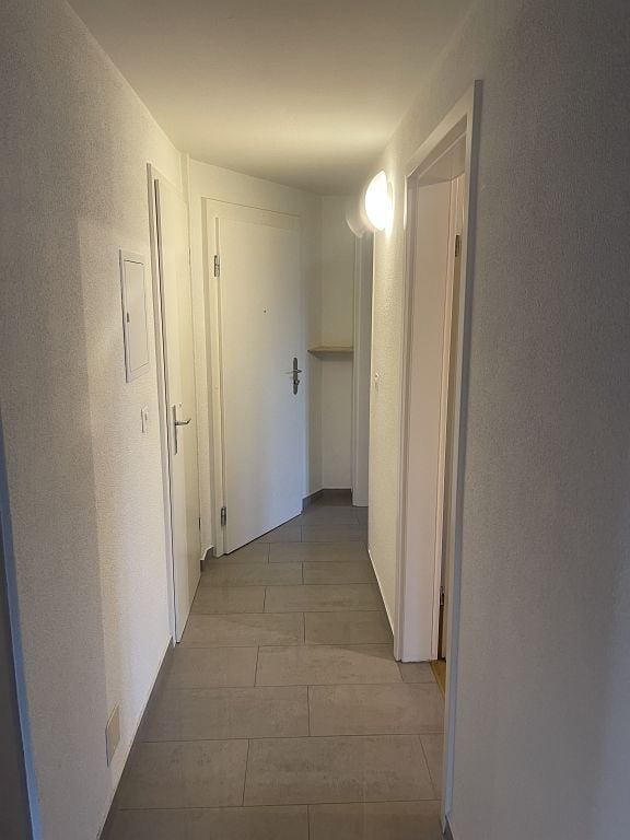 Emplacement central, transports publics et commerces à proximité

Nous louons, pour le 1er décembre 2026, un bel appartement de 3,5 pièces sous les combles, lumineux. Le salon ainsi que les chambres sont équipés d'un parquet. La cuisine offre suffisamment d'espace pour cuisiner et dispose d'une tabl, photo 2 sur 10