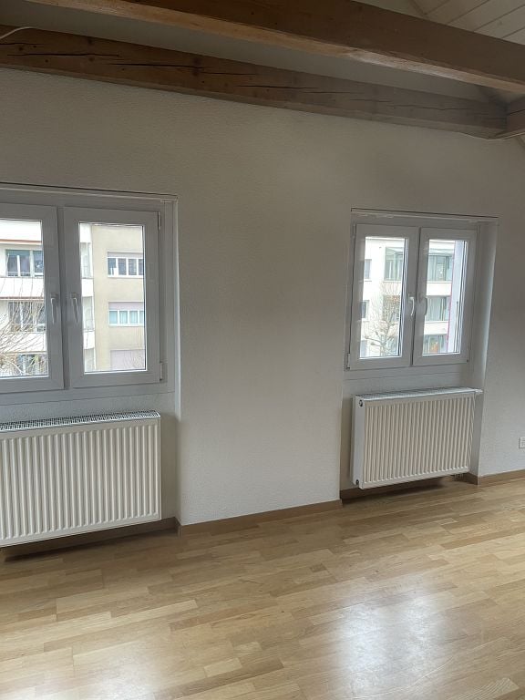 Emplacement central, transports publics et commerces à proximité

Nous louons, pour le 1er décembre 2026, un bel appartement de 3,5 pièces sous les combles, lumineux. Le salon ainsi que les chambres sont équipés d'un parquet. La cuisine offre suffisamment d'espace pour cuisiner et dispose d'une tabl, photo 4 sur 10