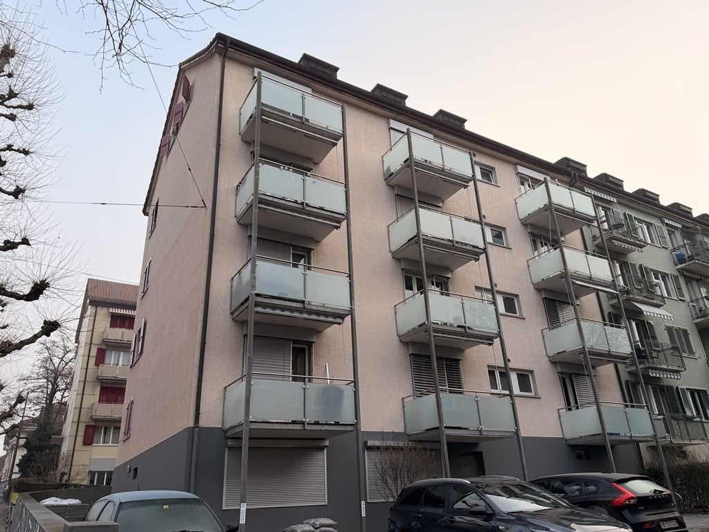 Emplacement central, transports publics et commerces à proximité

Nous louons, pour le 1er décembre 2026, un bel appartement de 3,5 pièces sous les combles, lumineux. Le salon ainsi que les chambres sont équipés d'un parquet. La cuisine offre suffisamment d'espace pour cuisiner et dispose d'une tabl, photo 1 sur 10