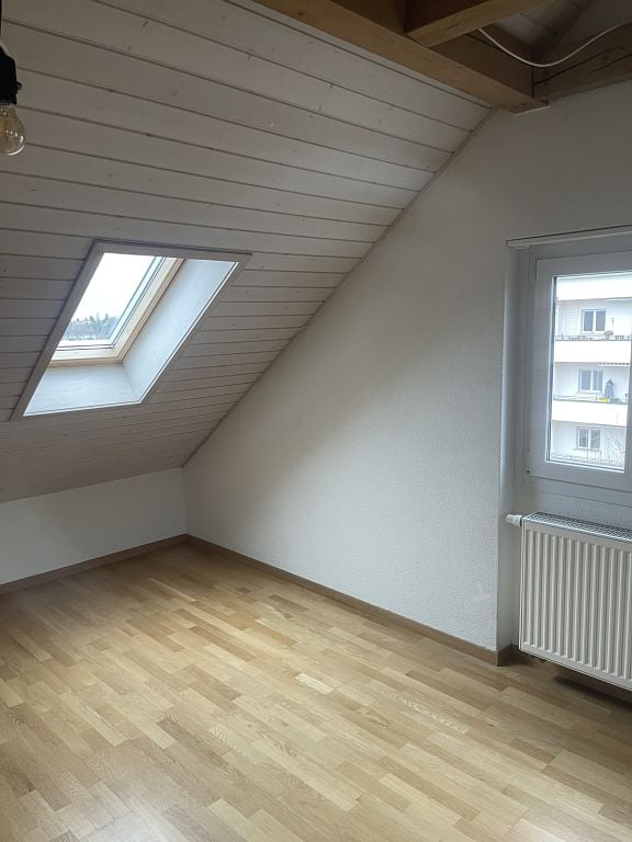 Emplacement central, transports publics et commerces à proximité

Nous louons, pour le 1er décembre 2026, un bel appartement de 3,5 pièces sous les combles, lumineux. Le salon ainsi que les chambres sont équipés d'un parquet. La cuisine offre suffisamment d'espace pour cuisiner et dispose d'une tabl, photo 5 sur 10