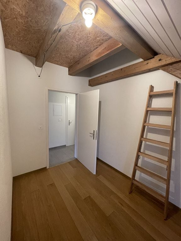 Emplacement central, transports publics et commerces à proximité

Nous louons, pour le 1er décembre 2026, un bel appartement de 3,5 pièces sous les combles, lumineux. Le salon ainsi que les chambres sont équipés d'un parquet. La cuisine offre suffisamment d'espace pour cuisiner et dispose d'une tabl, photo 9 sur 10