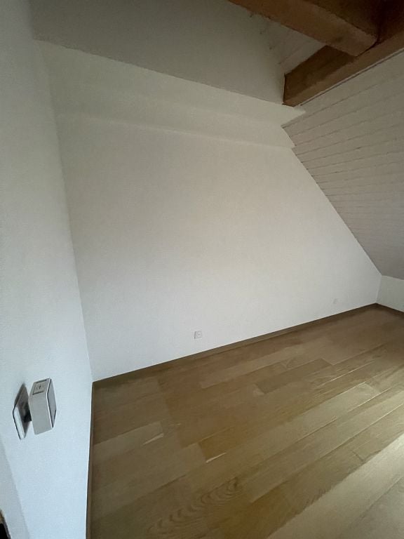 Emplacement central, transports publics et commerces à proximité

Nous louons, pour le 1er décembre 2026, un bel appartement de 3,5 pièces sous les combles, lumineux. Le salon ainsi que les chambres sont équipés d'un parquet. La cuisine offre suffisamment d'espace pour cuisiner et dispose d'une tabl, photo 6 sur 10