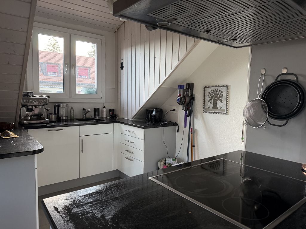 Emplacement central, transports publics et commerces à proximité

Nous louons, pour le 1er décembre 2026, un bel appartement de 3,5 pièces sous les combles, lumineux. Le salon ainsi que les chambres sont équipés d'un parquet. La cuisine offre suffisamment d'espace pour cuisiner et dispose d'une tabl, photo 3 sur 10