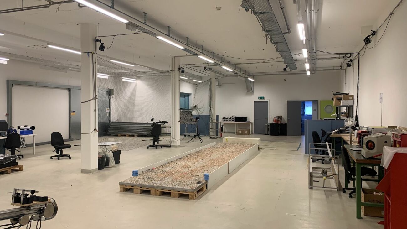2700m² office