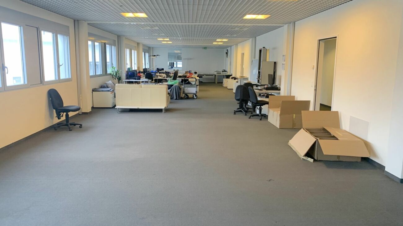 2700m² office