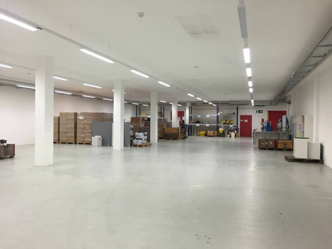 2700m² office