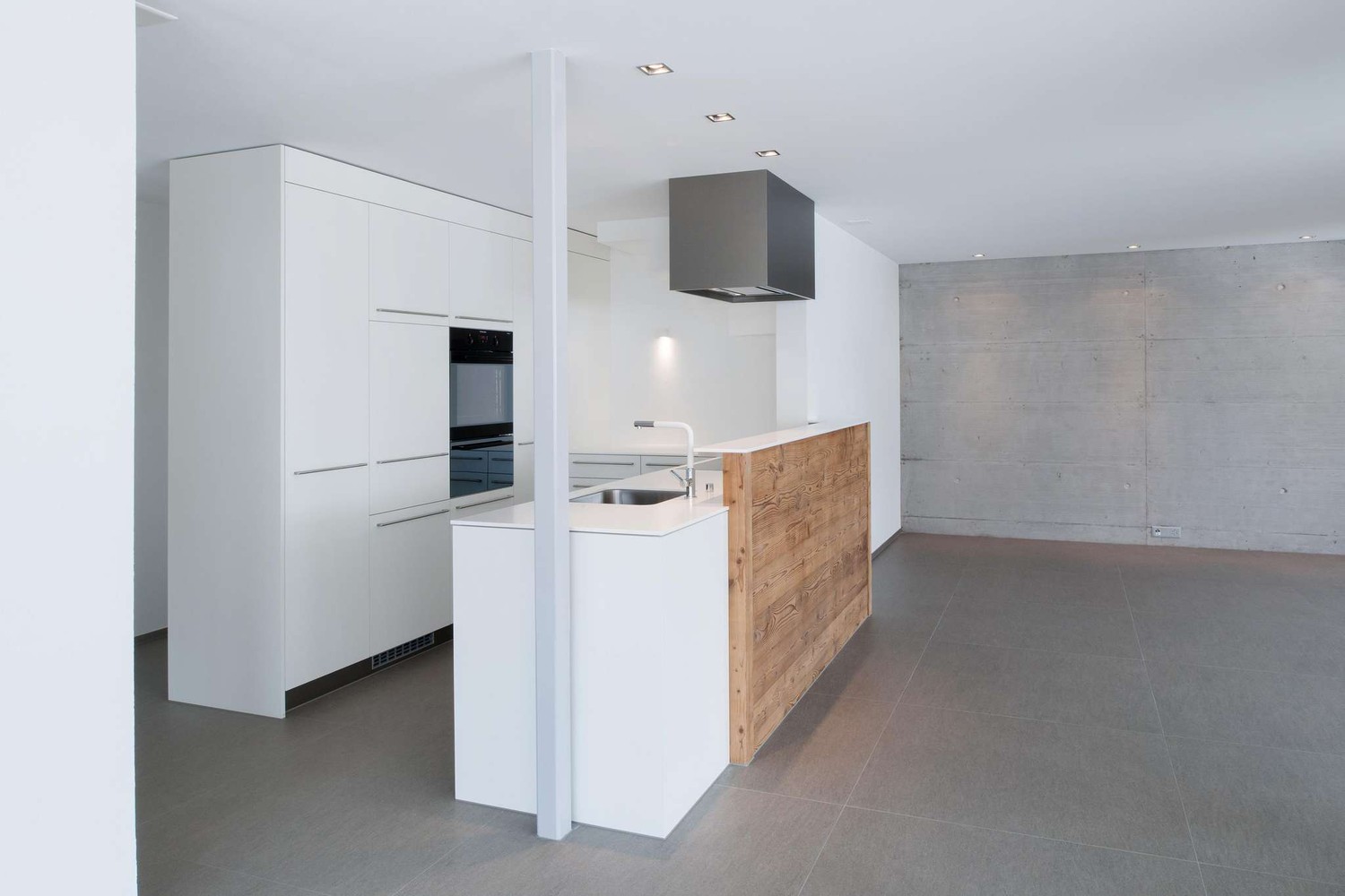Appartement de 3 ½ pièces
Épicerie, boulangerie/café, banque, commune, arrêt de bus - tout est au coin de la rue
Emplacement calme dans la verdure avec un ruisseau à côté, photo 2 sur 10