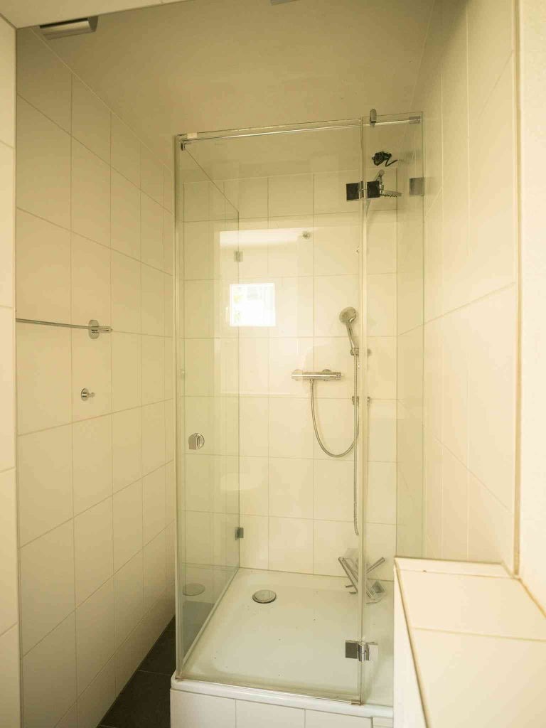 73m² commercial

des commerce dans un emplacement privilégié près de la gare - bel atelier moderne, aménagé

Très bel atelier soigné (bureau avec possibilité de couchage)

Convient pour une activité commerciale calme telle que (cabinet de santé, coiffure, salon de beauté, bureau de services comme fi